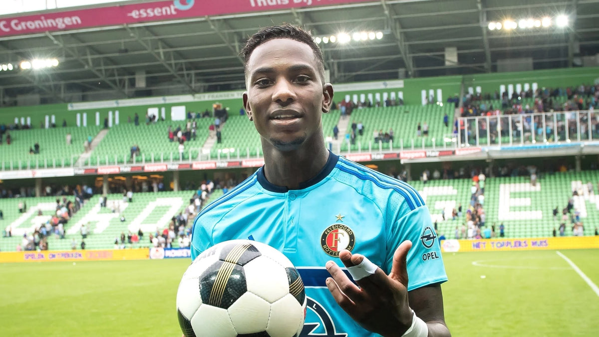 Eljero Elia met de wedstrijdbal na zijn hattrick voor Feyenoord in Groningen