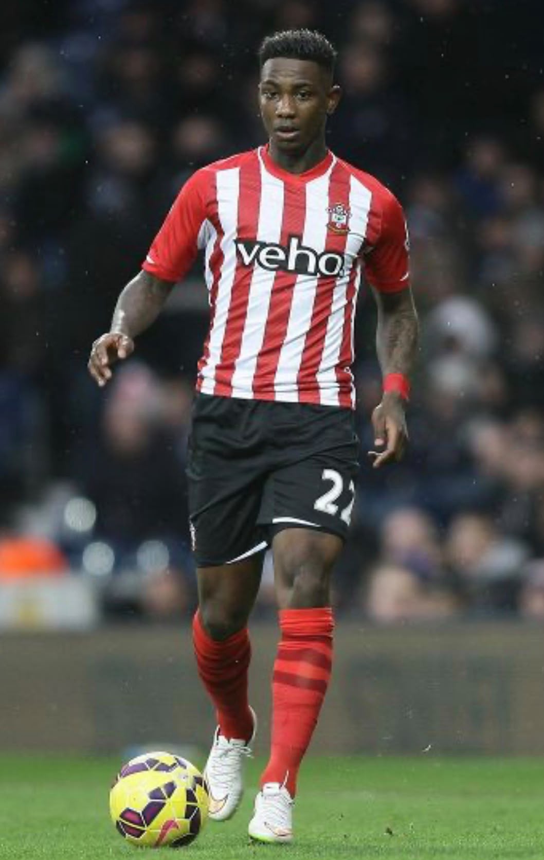 Eljero Elia aan de bal in het rood-witte shirt van Southampton