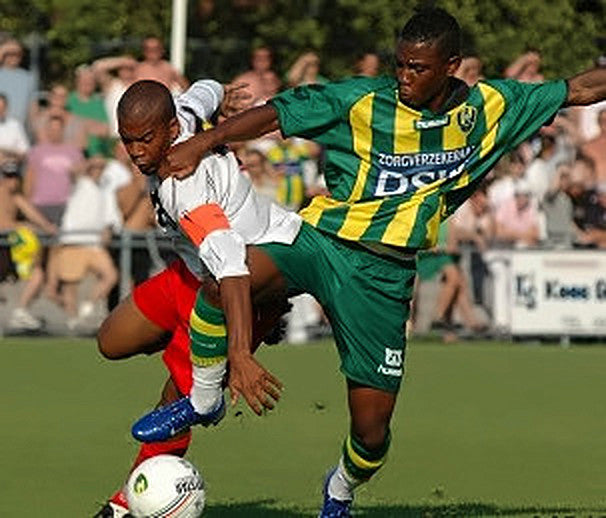 Eljero Elia in het groen-gele shirt van ADO Den Haag