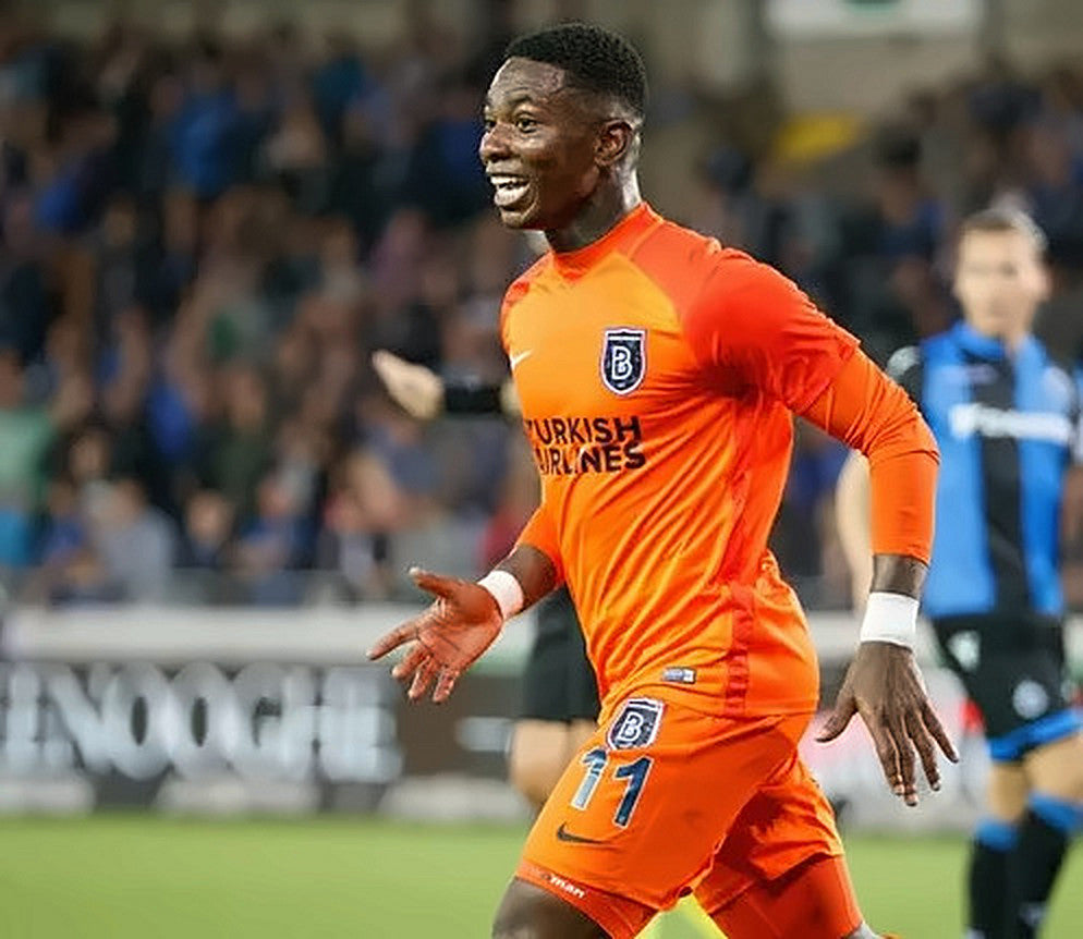 Eljero Elia in het oranje uitshirt van İstanbul Başakşehir