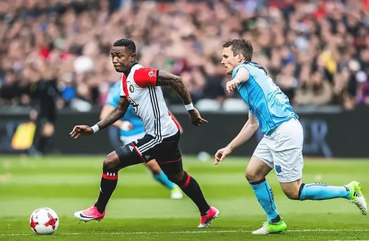 Eljero Elia aan de bal in Rotterdam