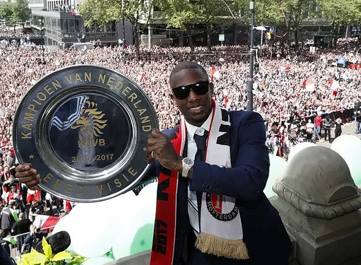 Eljero Elia met de kampioensschaal 2016–2017 in Rotterdam