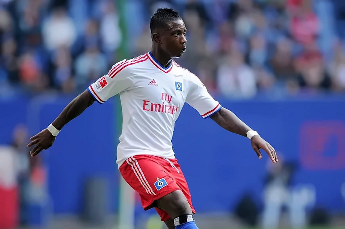 Eljero Elia aan de bal in het witte shirt van Hamburger SV