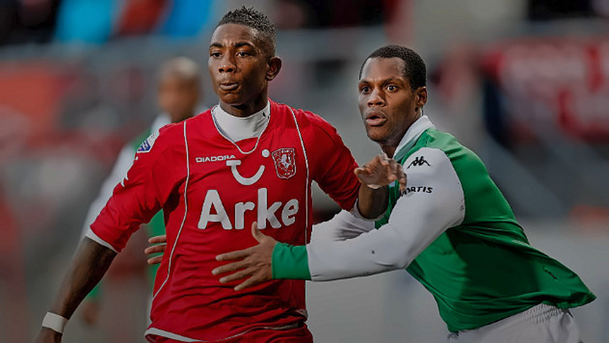 Eljero Elia in het rode shirt van FC Twente