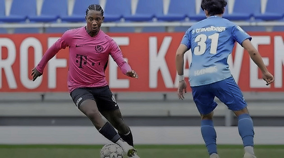 Eljero Elia aan de bal in het roze shirt van FC Utrecht