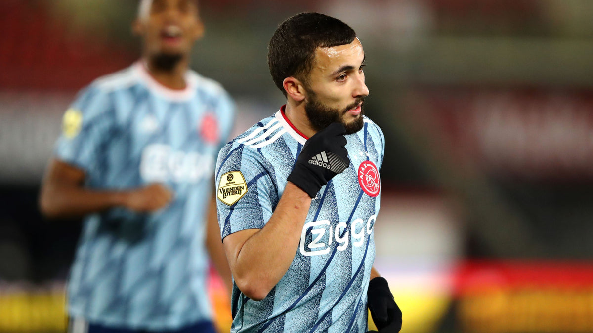 Zakaria Labyad feiert ein Tor im hellblauen Auswärtstrikot von Ajax