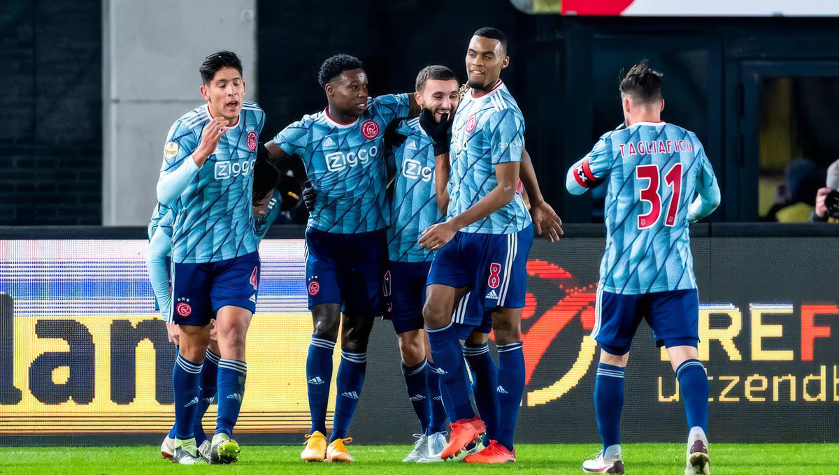 Zakaria Labyad met ploeggenoten in het lichtblauwe uitshirt van Ajax