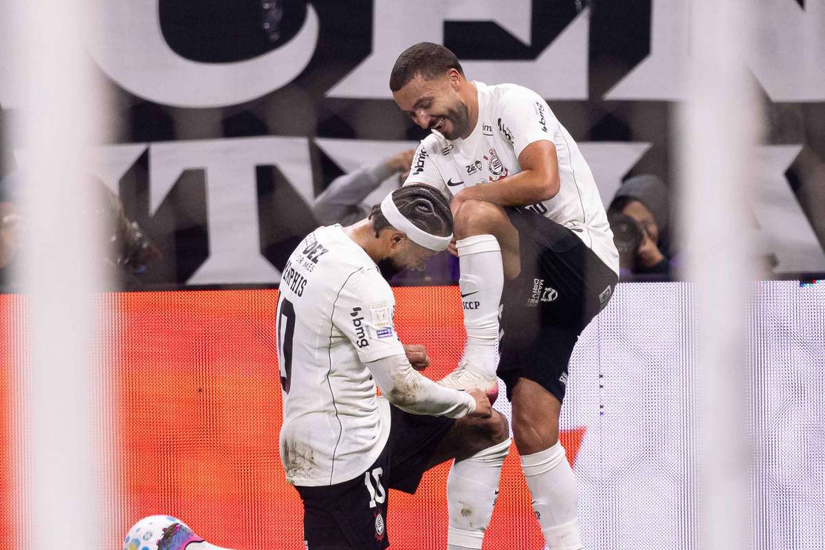 Zakaria Labyad viert een doelpunt met een ploeggenoot in de Neo Química Arena