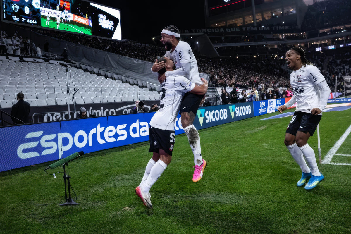 Zakaria Labyad et Memphis Depay célèbrent ensemble un but sous le maillot du Corinthians