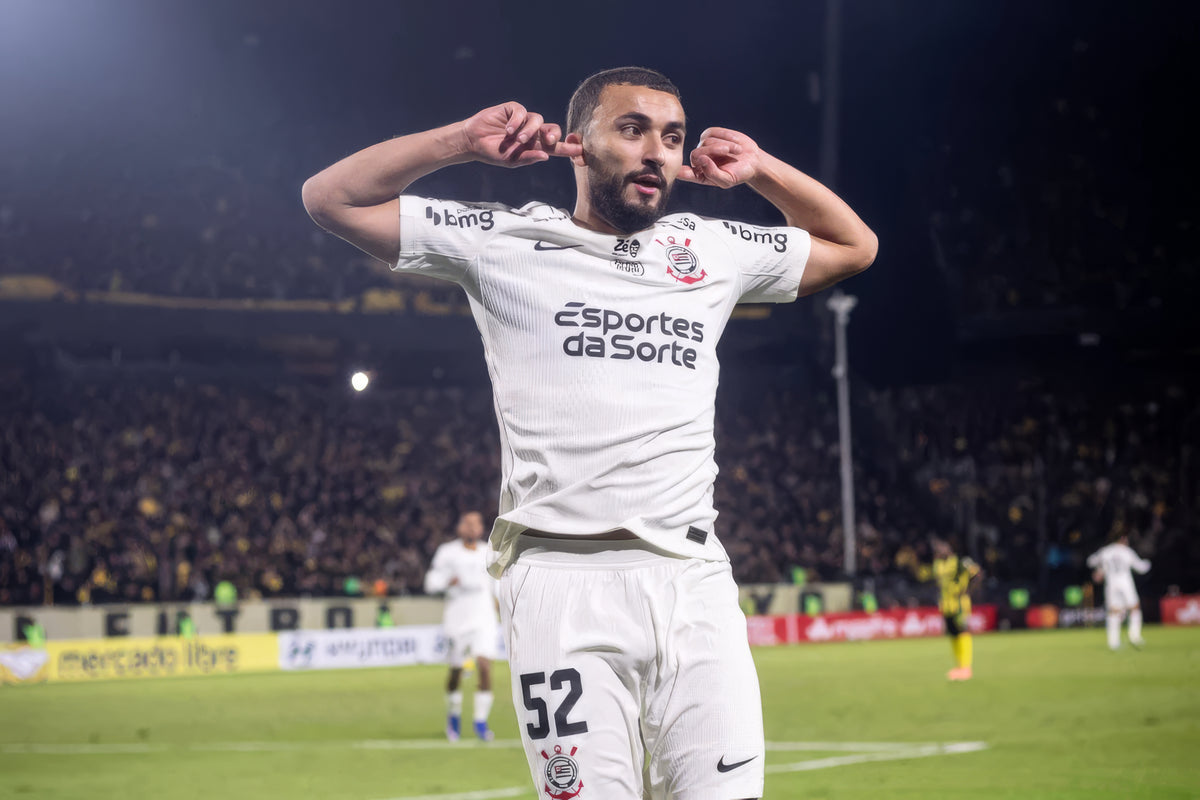 Zakaria Labyad jubelt im weißen Trikot von Corinthians