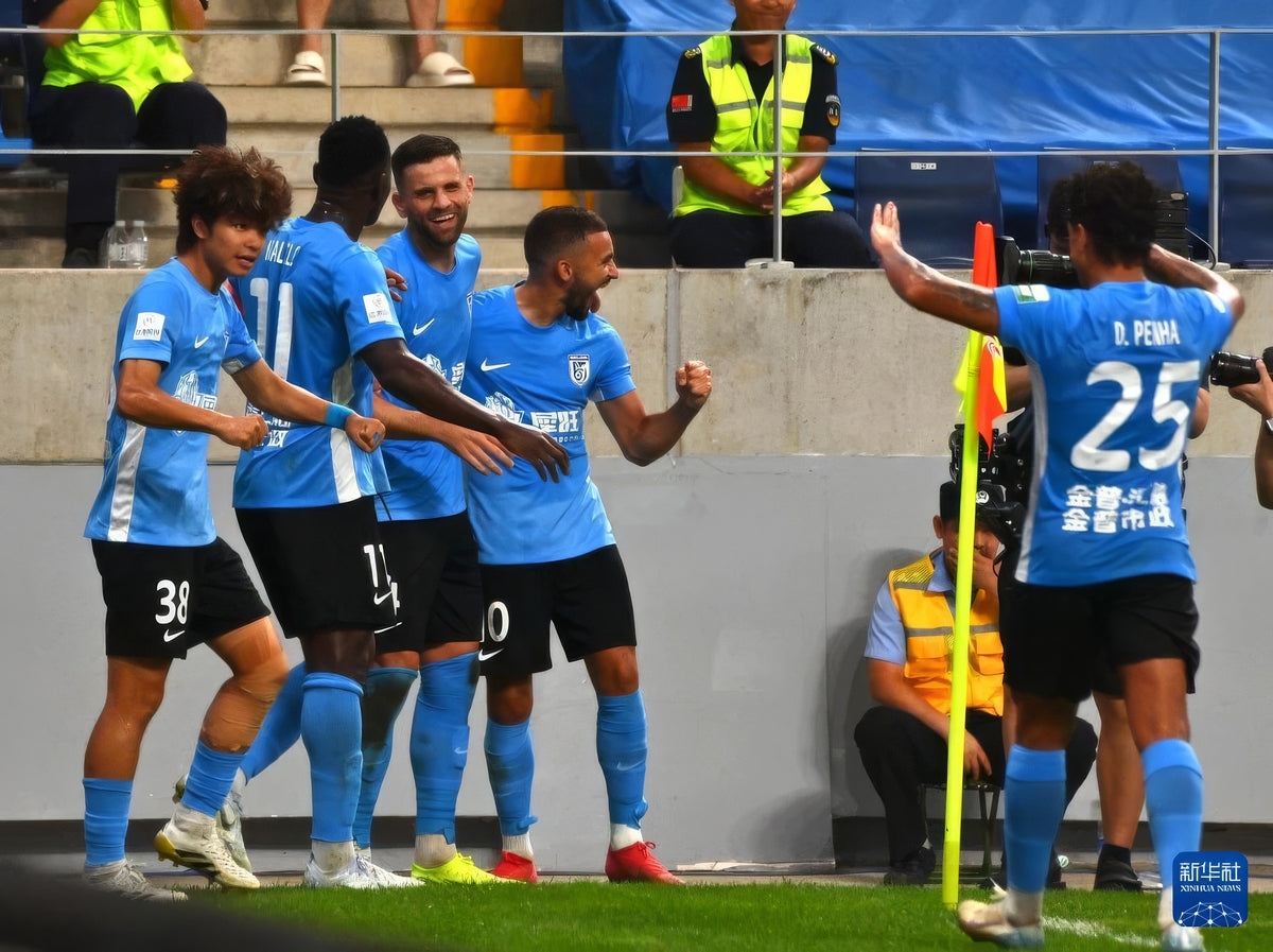 Zakaria Labyad celebra un gol con sus compañeros con la camiseta celeste del Dalian Yingbo