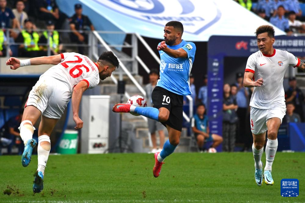 Zakaria Labyad am Ball im hellblauen Trikot von Dalian Yingbo
