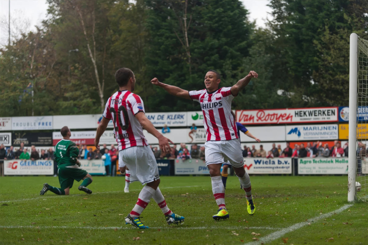 Zakaria Labyad und Memphis Depay feiern gemeinsam ein Tor im Trikot der PSV, 2011