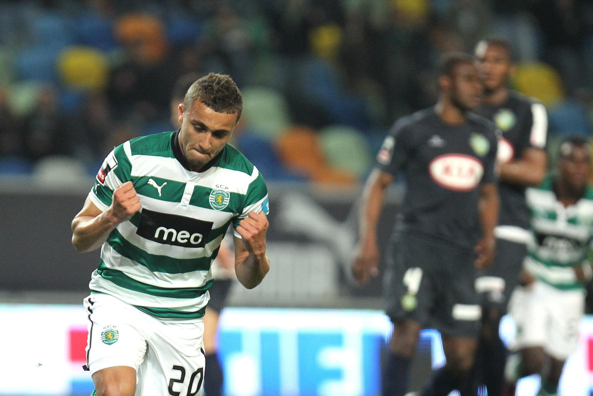 Zakaria Labyad aan de bal in het groen-witte shirt van Sporting CP