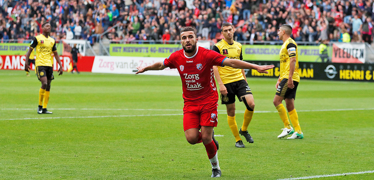 Zakaria Labyad jubelt mit ausgebreiteten Armen im roten Trikot des FC Utrecht
