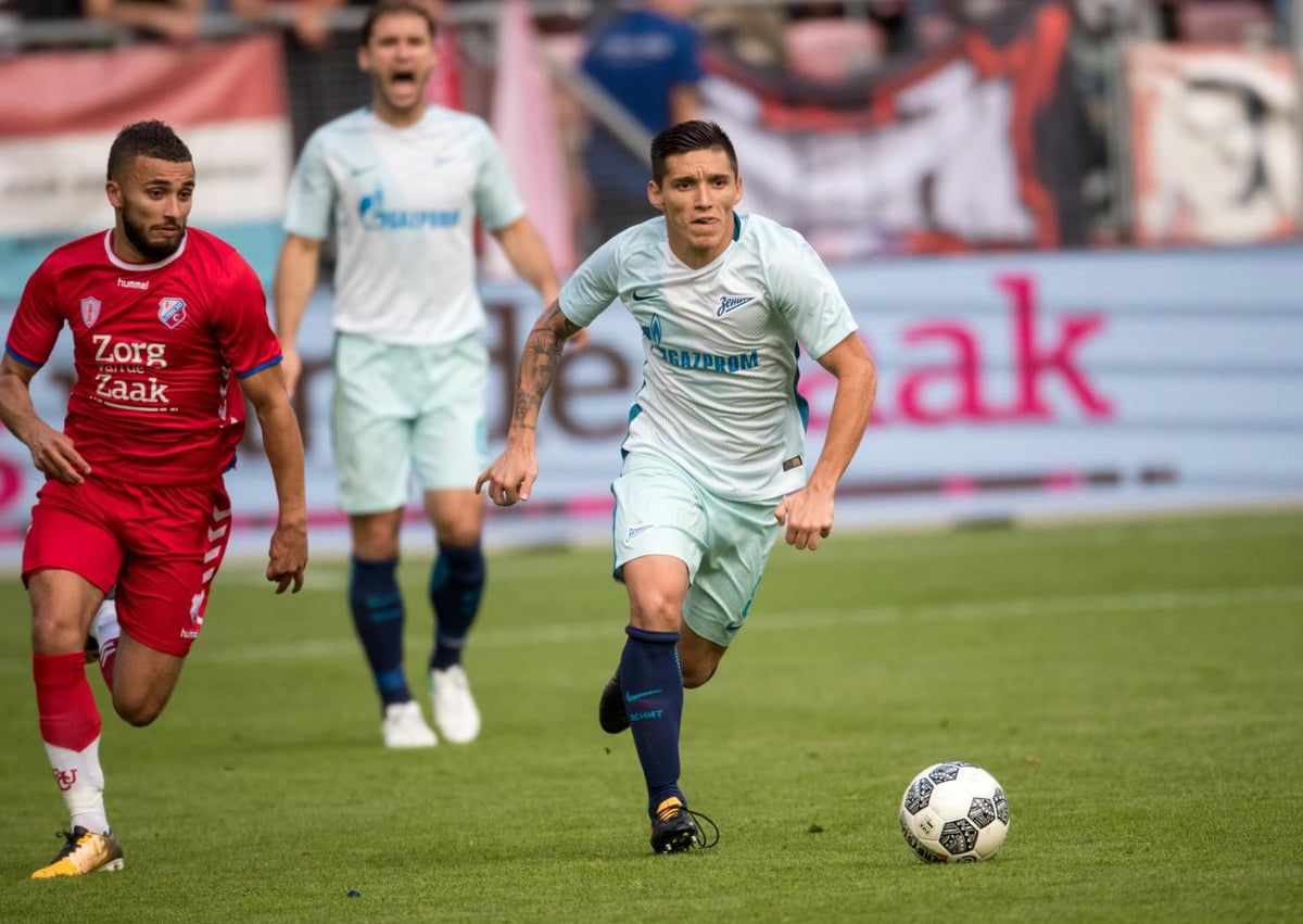 Zakaria Labyad aan de bal in het rode shirt van FC Utrecht tegen Zenit
