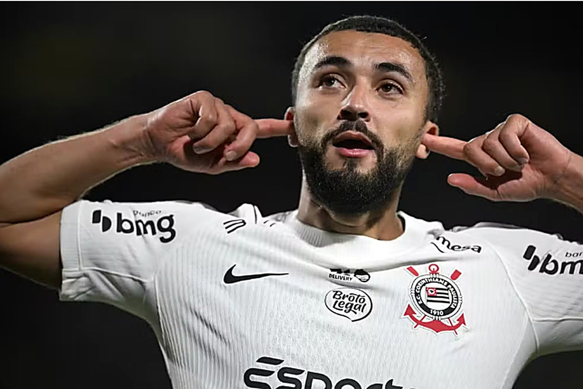 Zakaria Labyad jubelt mit den Händen an den Ohren im weißen Trikot von Corinthians