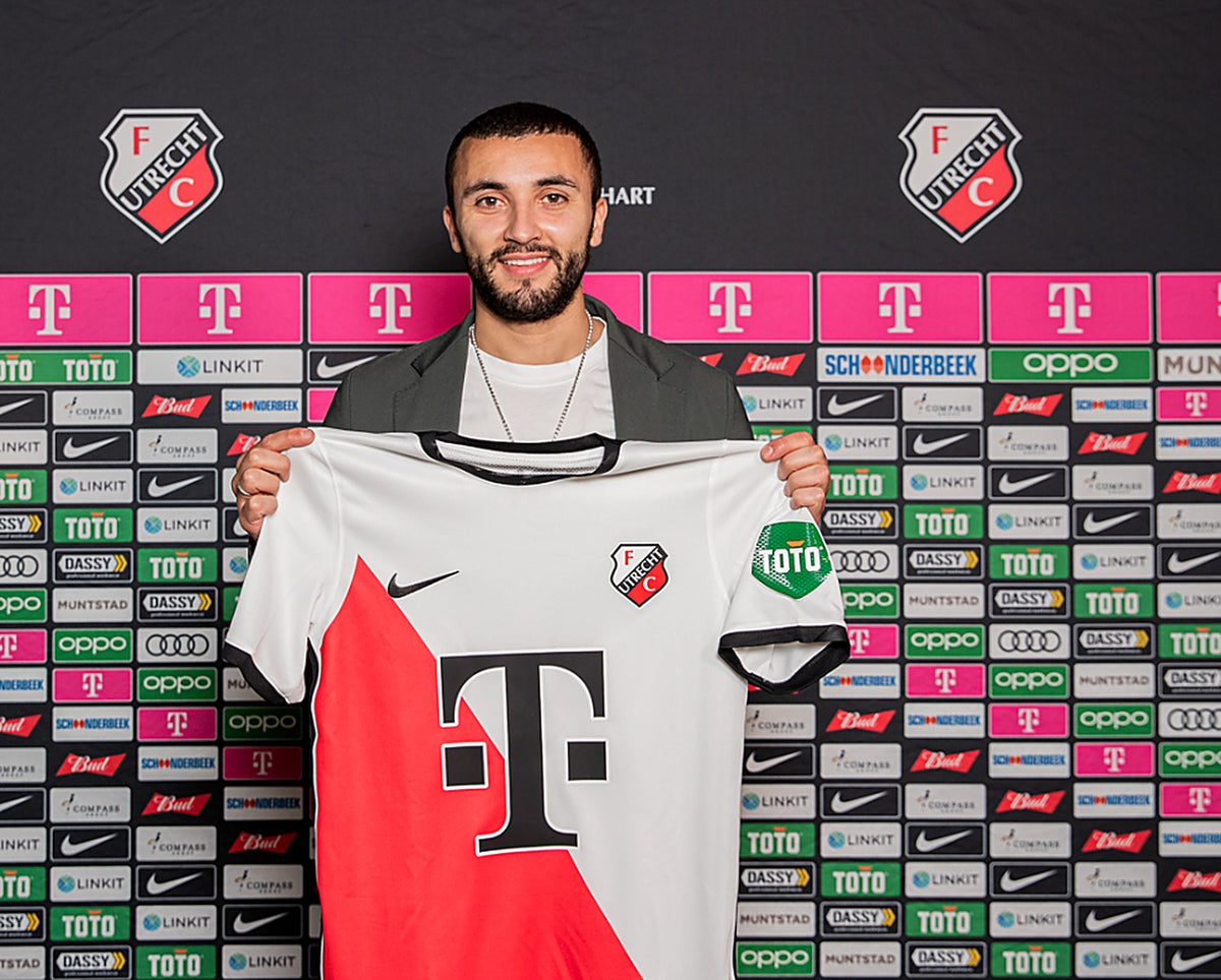 Zakaria Labyad houdt het shirt van FC Utrecht omhoog bij zijn terugkeer