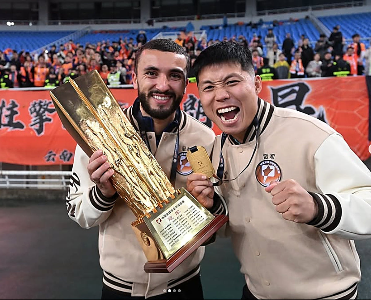 Zakaria Labyad hält den Meisterpokal der China League One