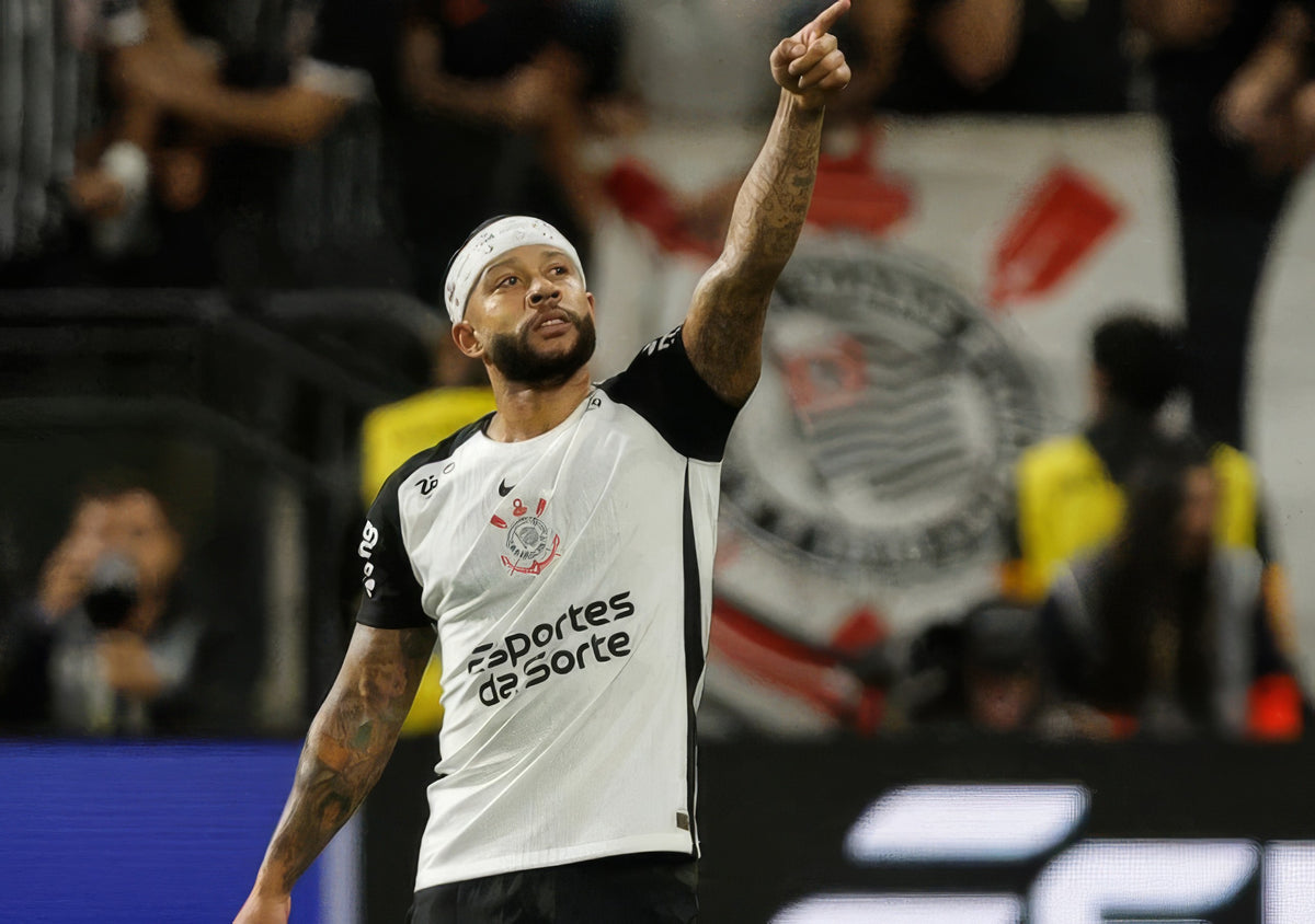 Memphis Depay con la camiseta del Corinthians