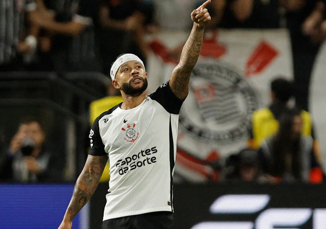Memphis Depay steekt zijn arm in de lucht in het witte shirt van Corinthians