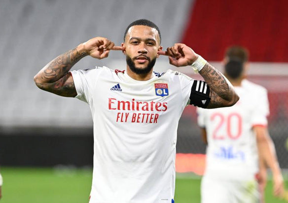 Memphis Depay met de aanvoerdersband in het witte shirt van Olympique Lyonnais