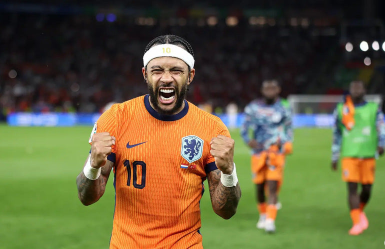 Memphis Depay juicht in het oranje shirt van het Nederlands elftal