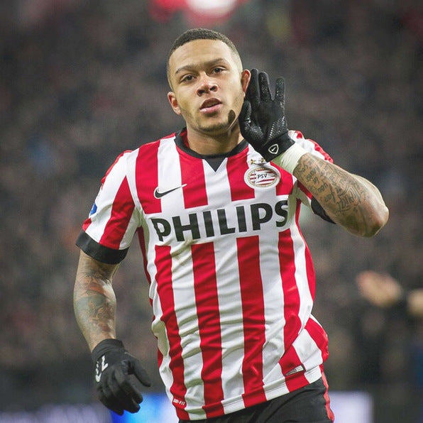 Memphis Depay juicht in het rood-witte shirt van PSV