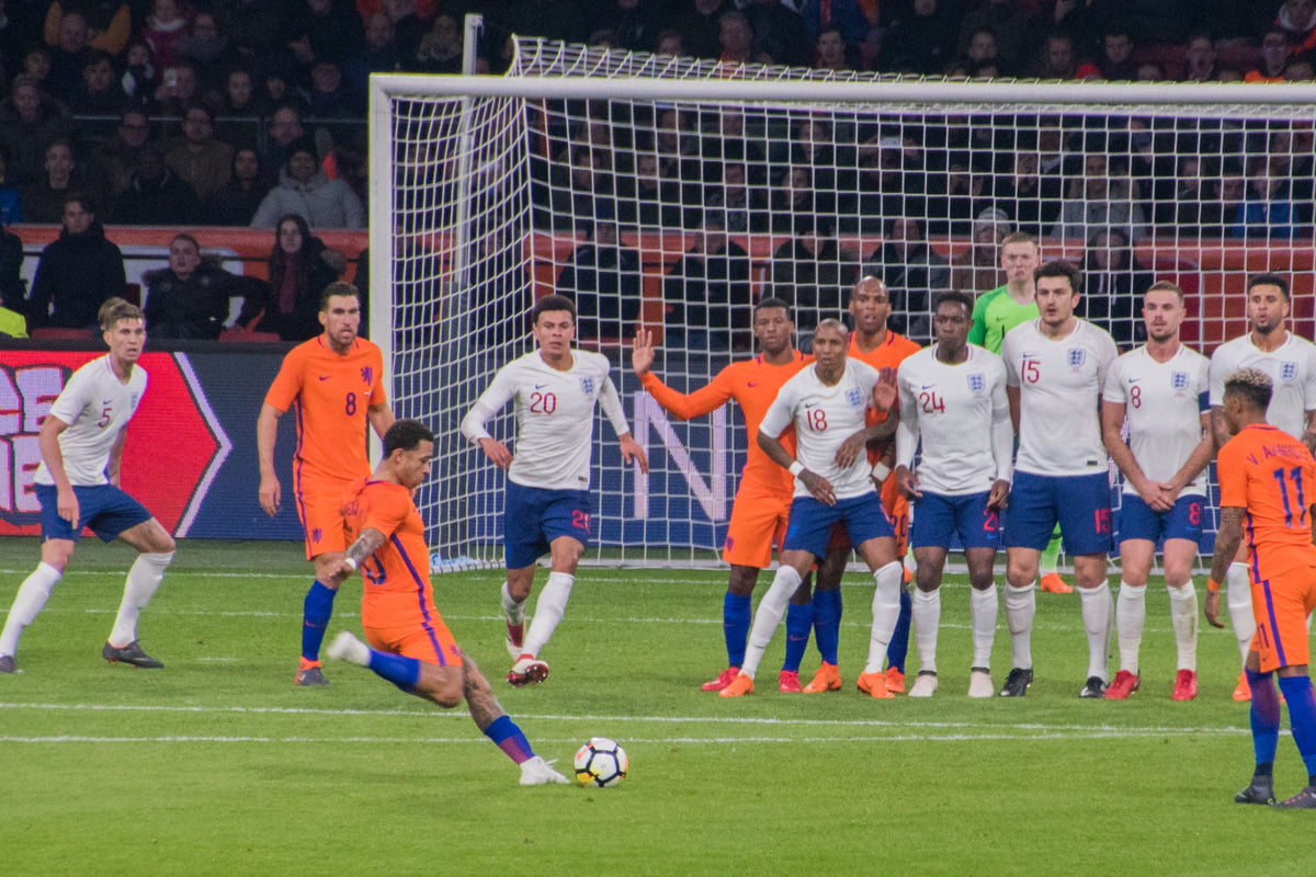 Memphis Depay neemt een vrije trap voor Oranje tegen Engeland in Amsterdam, maart 2018