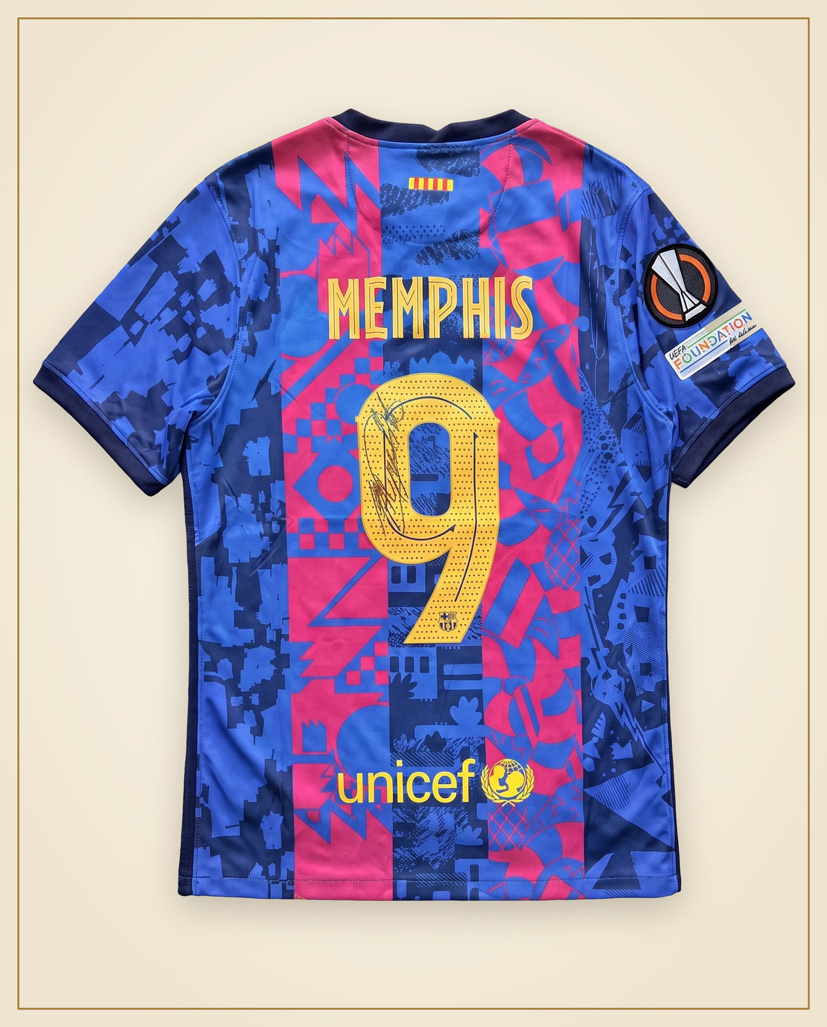 La terza maglia autografata del FC Barcelona 2021/22, retro con MEMPHIS 9 e la firma di Memphis Depay
