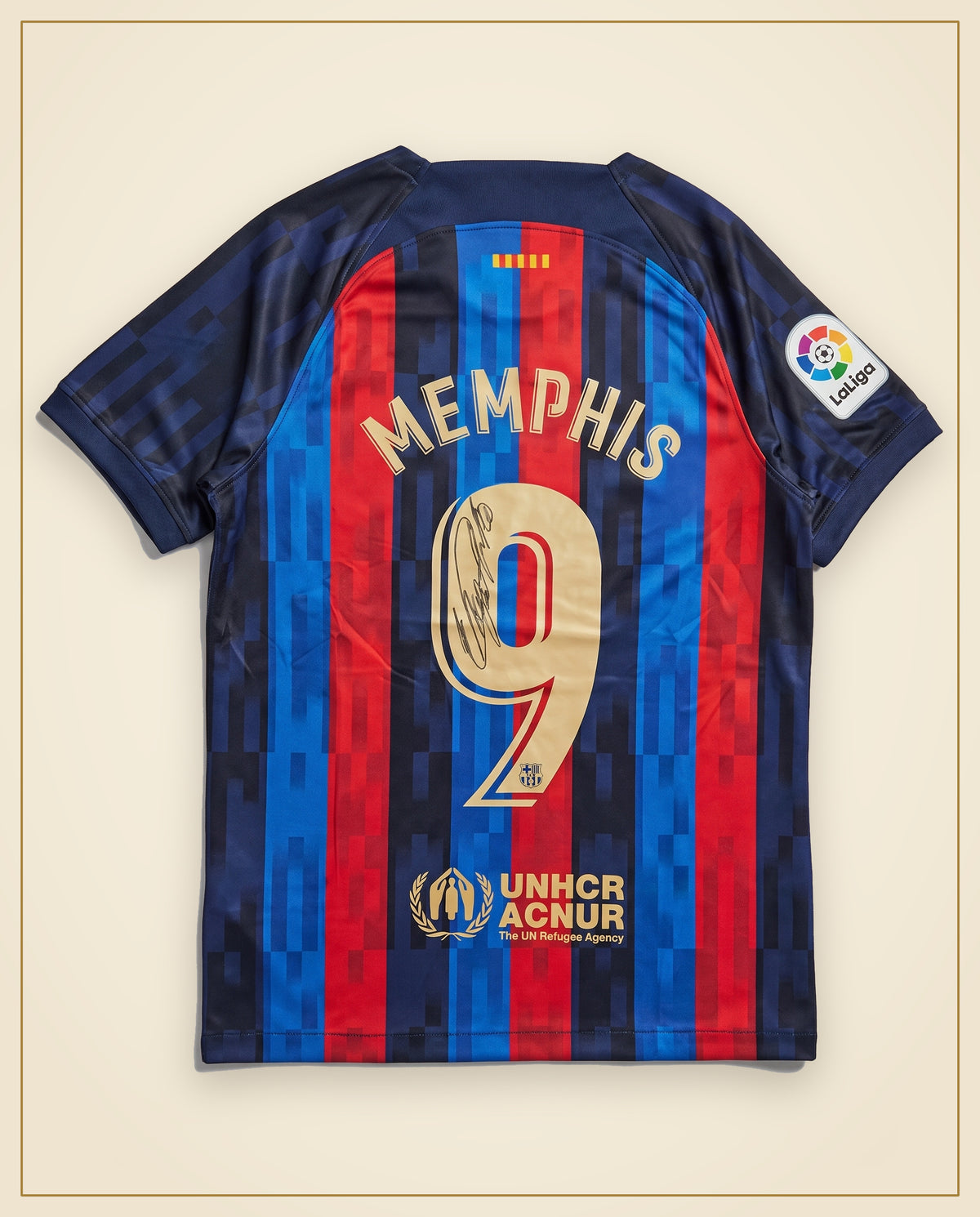 Le maillot domicile du FC Barcelona 2022/23 dédicacé, vu de dos avec la signature de Memphis Depay