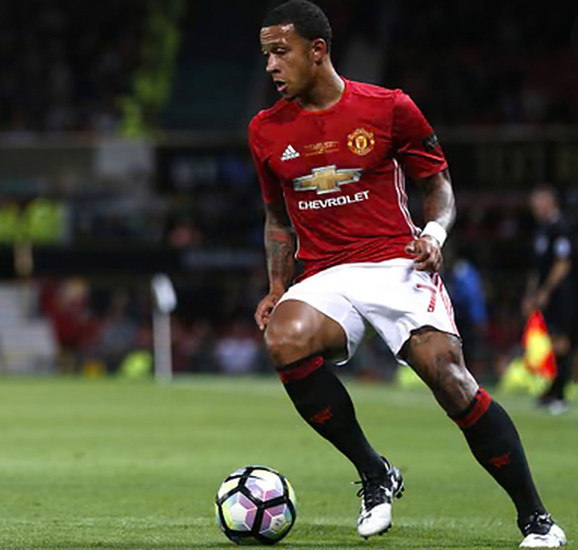 Memphis Depay aan de bal in het rode shirt van Manchester United