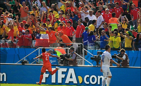 Memphis Depay juicht na zijn doelpunt tegen Chili op het WK van 2014