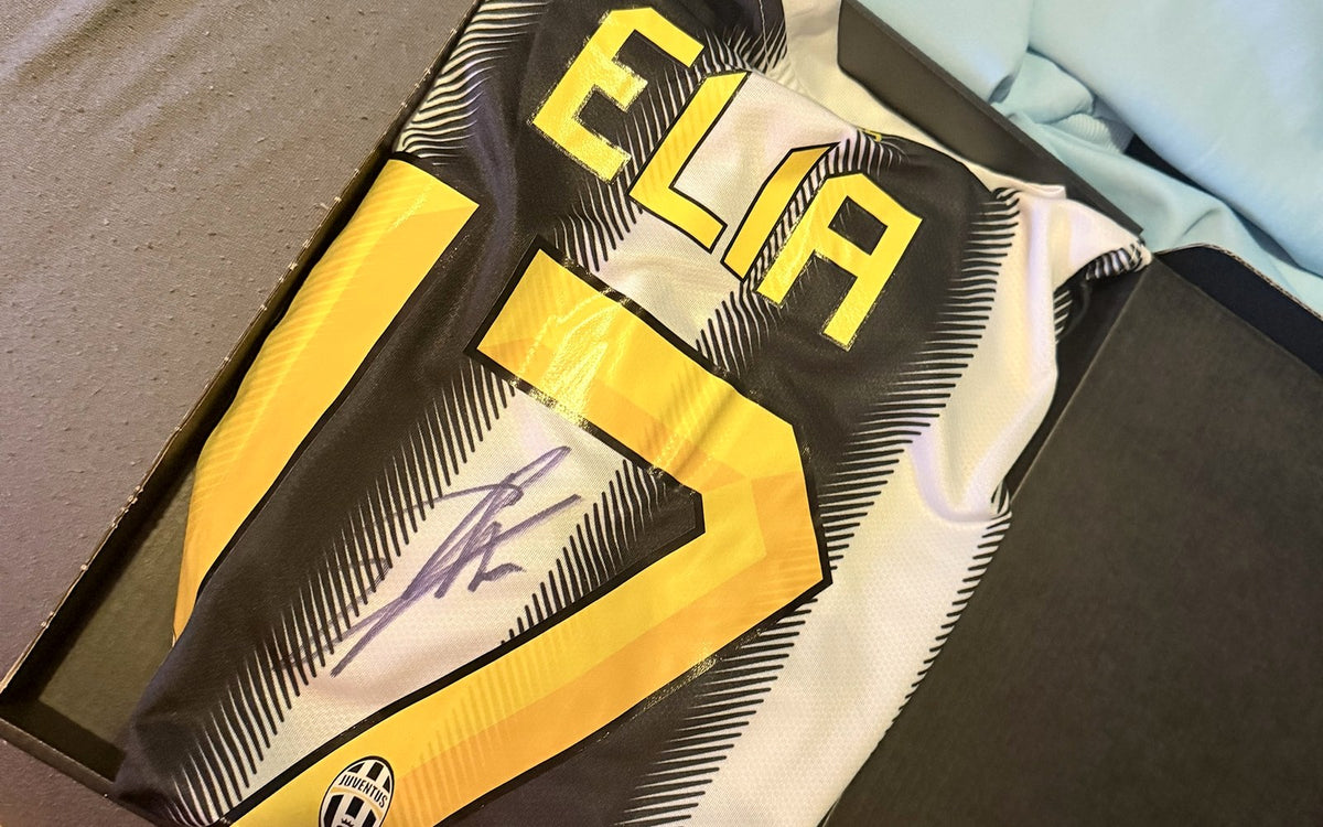 Gesigneerd Juventus-shirt van Eljero Elia in een zwarte MysteryKitz-doos