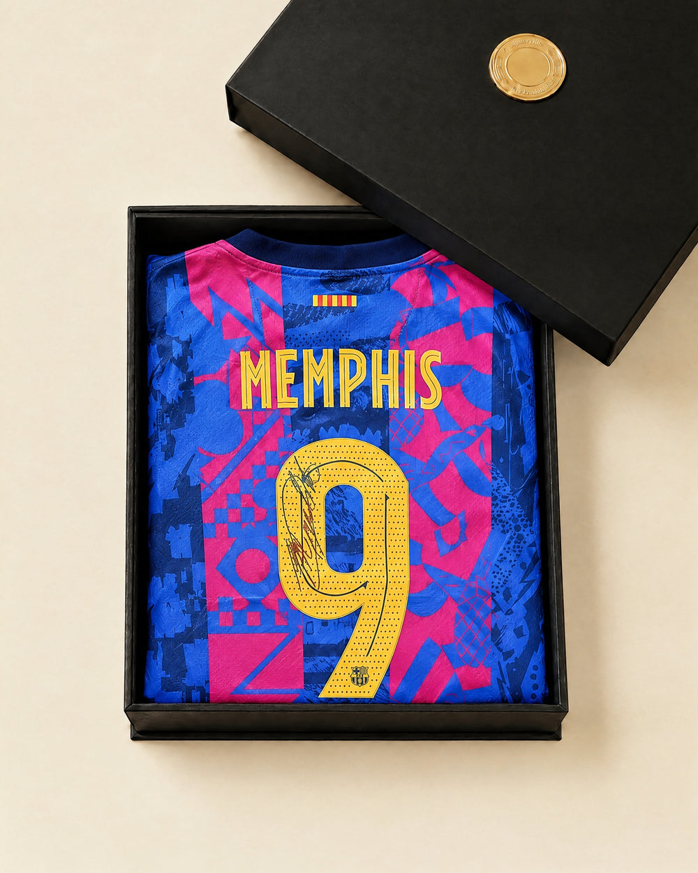 Gesigneerd FC Barcelona-shirt van Memphis Depay in de MysteryKitz-doos, achterkant met MEMPHIS 9 en zijn handtekening
