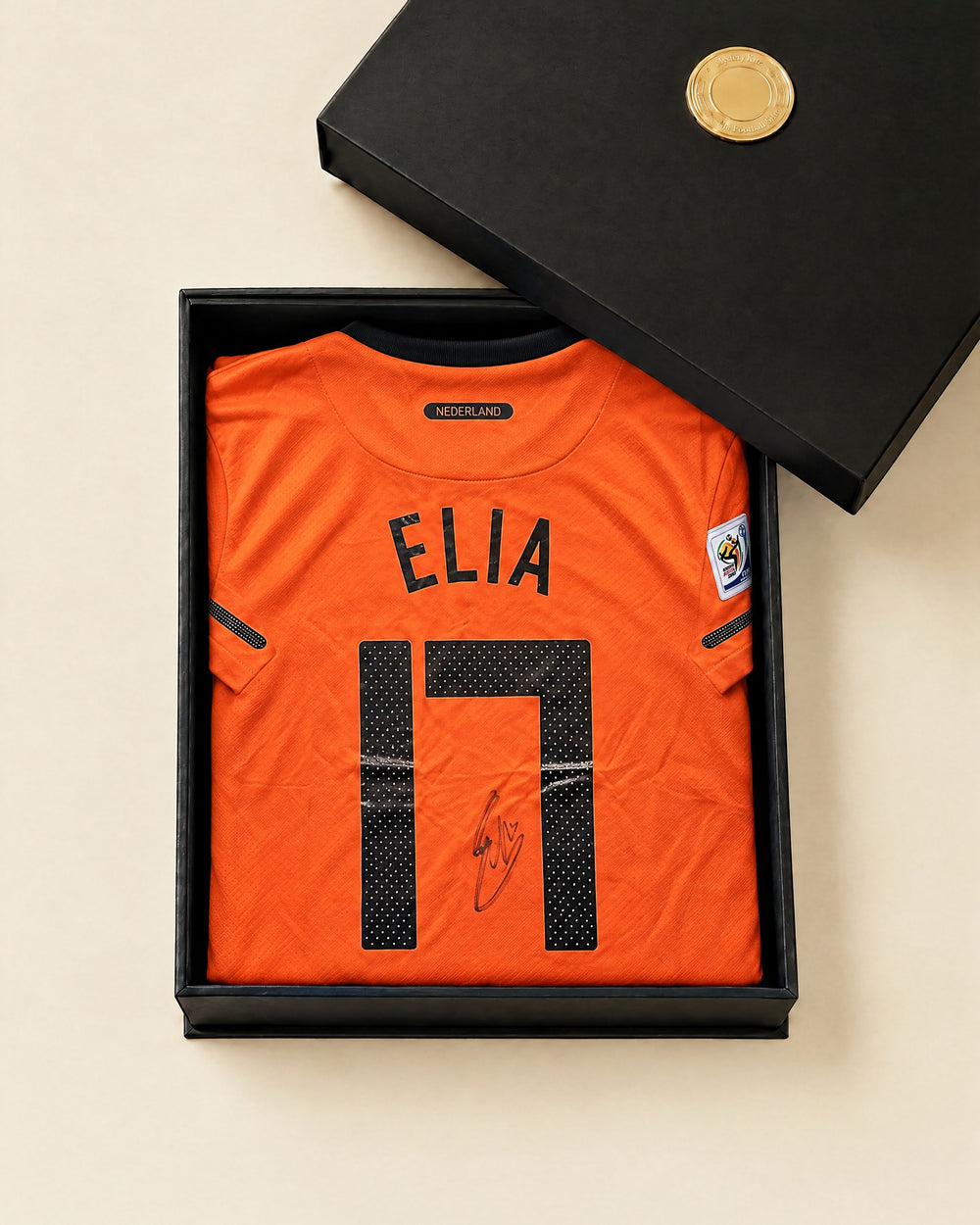 Gesigneerd Oranje-shirt van Eljero Elia in de MysteryKitz-doos, achterkant met ELIA 17 en zijn handtekening