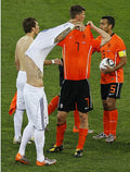 Twee spelers ruilen hun shirt na de wedstrijd